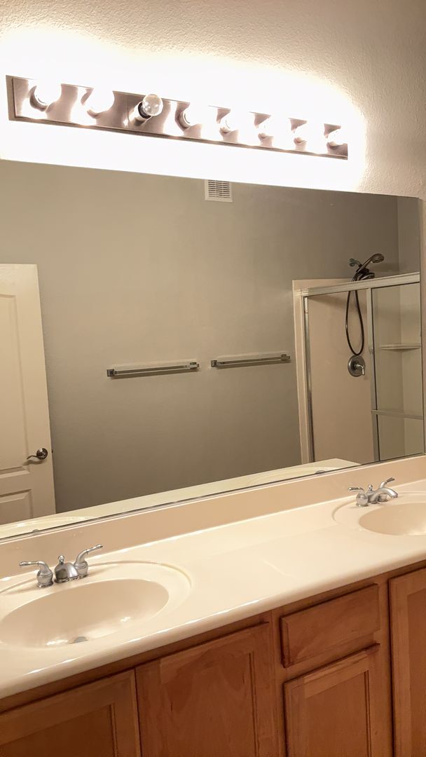 Building Photo - Condo 2 bedroom 2 bathroom Gated Entrance