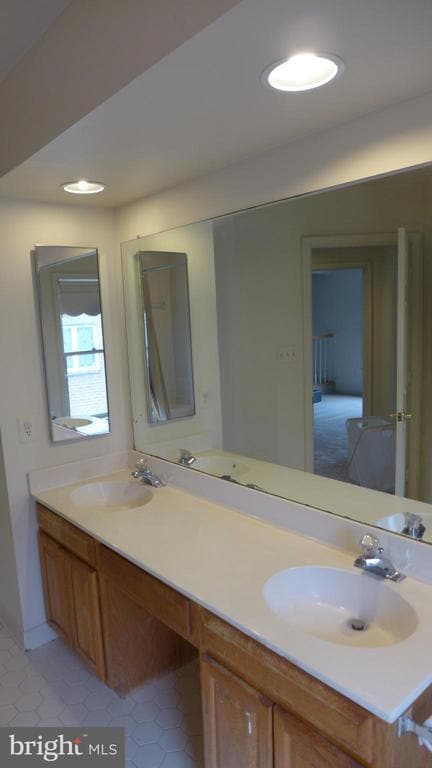 Building Photo - 10008 Manor Pl