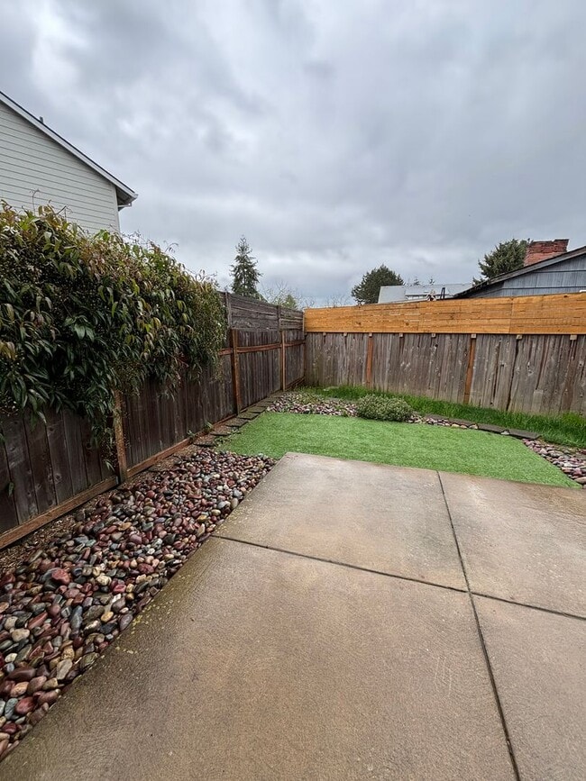 Building Photo - Newer 2 Story Home in Newberg   SHOWINGS  START  MAY 15th