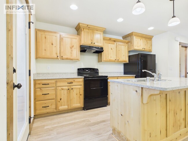 Building Photo - 3 Bedroom End Unit Condo in Bozeman