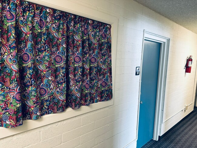 Building Photo - Near Hospitals: Furnished Studio with Cable TV and Free Laundry