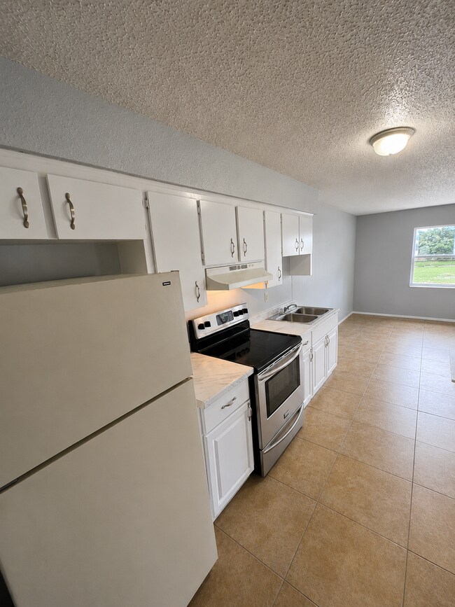 Building Photo - Spacious 2BR/1BA Duplex in Central Lakeland – Tile Floors Throughout!