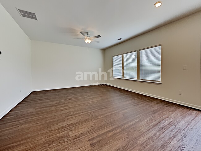 Building Photo - 318 Camp dr