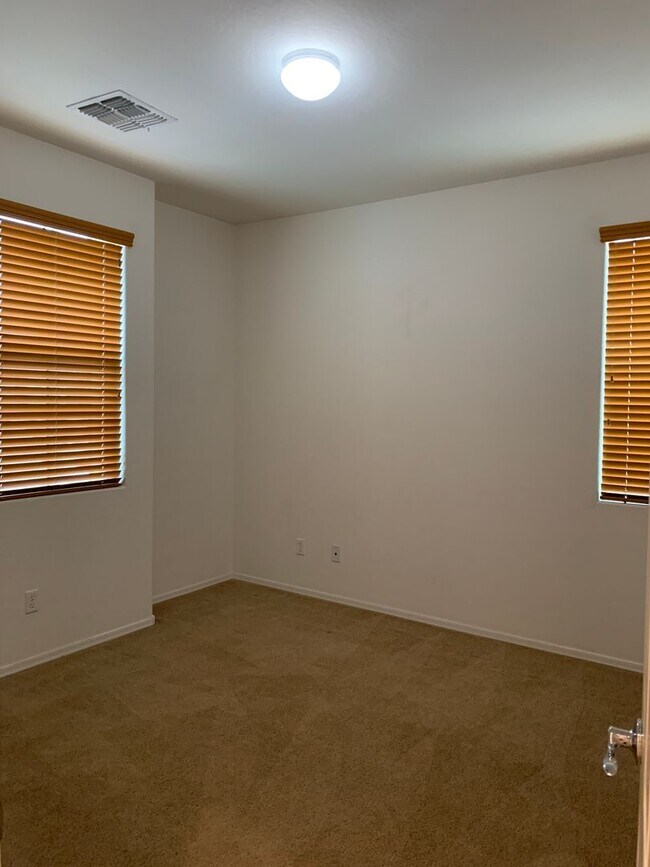 Building Photo - AVAILABLE NOW IN OLD STONE RANCH!!!!