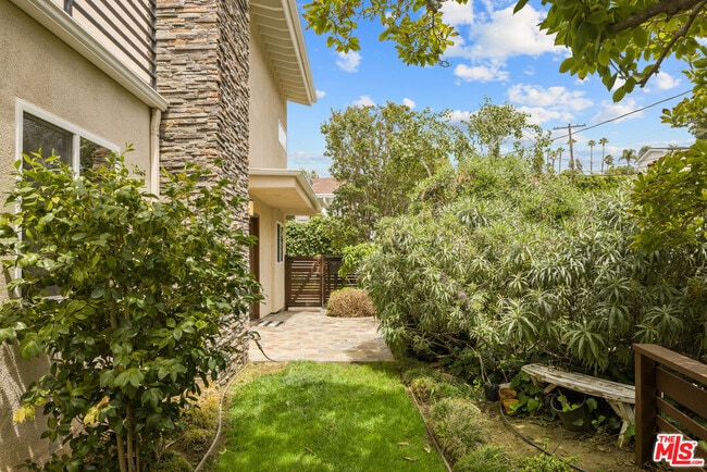 Building Photo - 907 Las Pulgas Rd