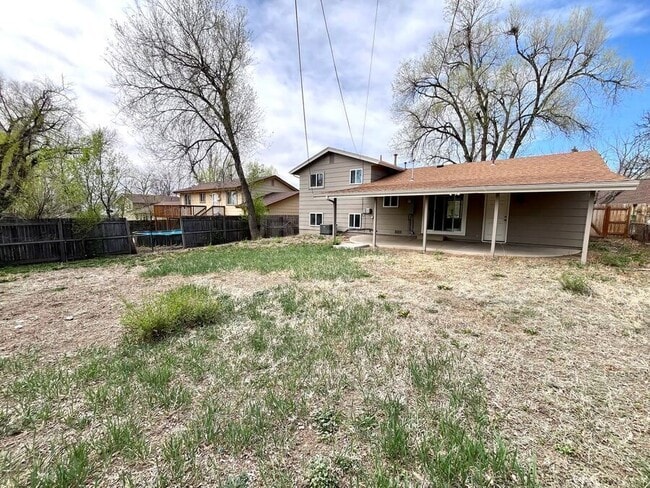 Building Photo - 2123 Fernwood Dr