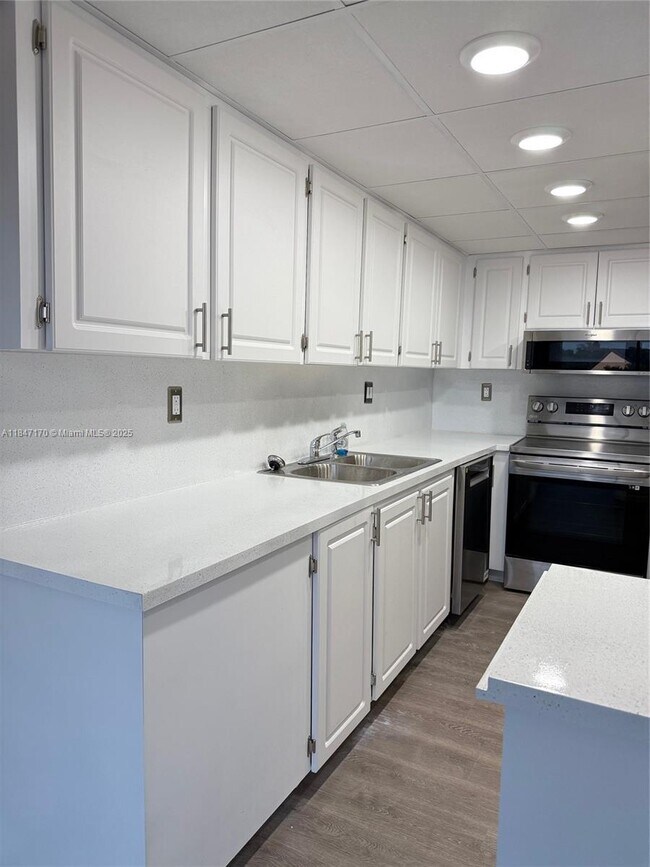 Building Photo - 5900 SW 127th Ave