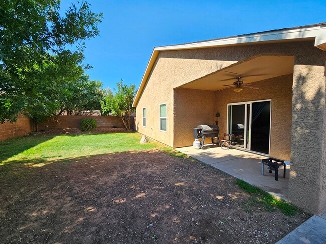 Building Photo - Spacious Golf Course Area Home with 4 Bedr...