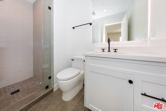 Building Photo - 610 Orlando Ave