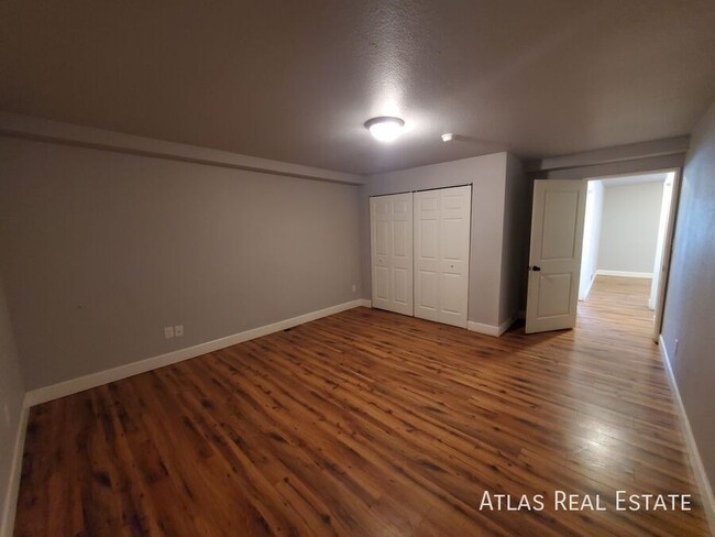 Building Photo - Beautifully Remodeled Ground Floor 2 Bed/1...