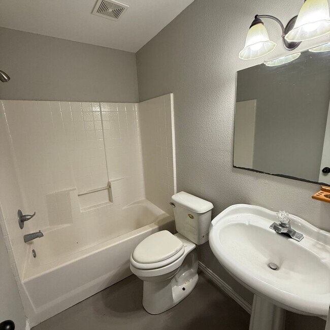Building Photo - $500 Off 1st Full Month!* All Utilities In...