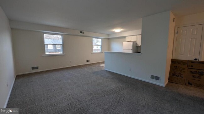 Building Photo - 646 Country Ln