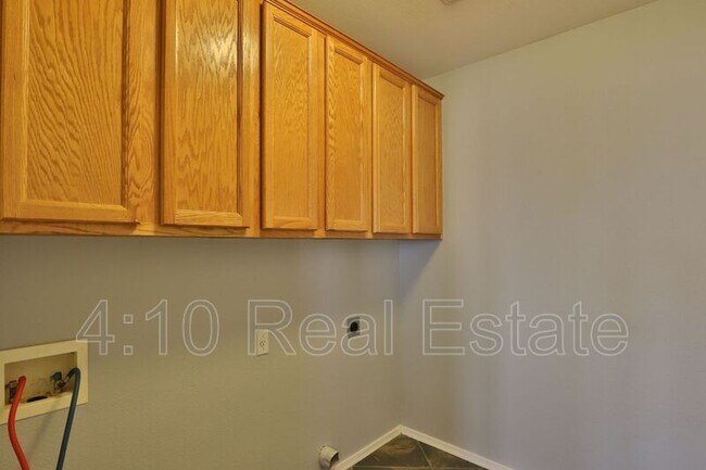 Building Photo - 30725 N Royal Oak Way
