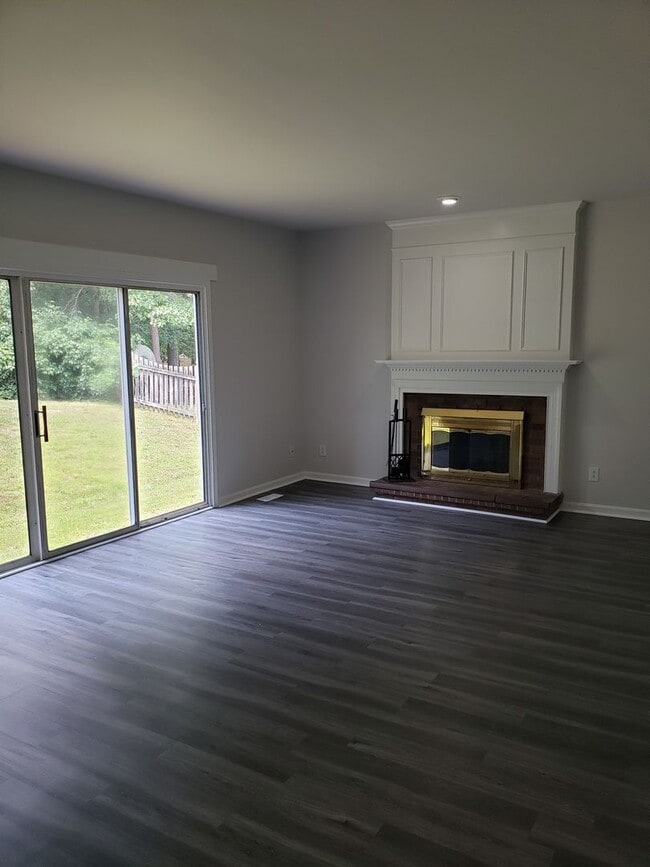 Building Photo - Very nice 3 Level in Fredericksburg!