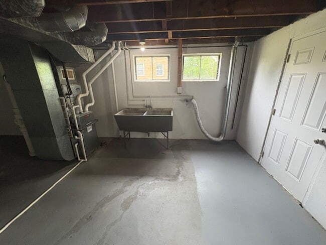 Building Photo - Amazing 4 Bedroom 1 Bathroom available in ...