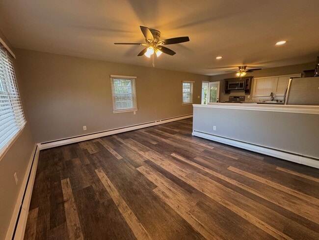 Building Photo - Beautiful Remodeled Ranch Home on 1/2 Acre...