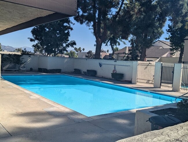 Building Photo - 3 Bedroom 2 Bathroom Single Story Home in ...