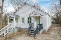 Building Photo - One Bedroom Home!