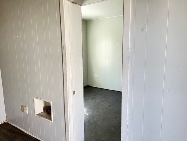 Building Photo - 2-Bedroom, 1-Bathroom Apartment in Converted Quadplex