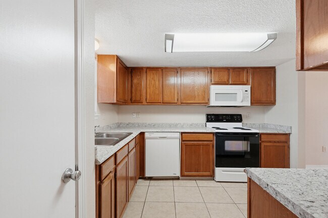 Building Photo - 1807 Whispering Oaks Ln