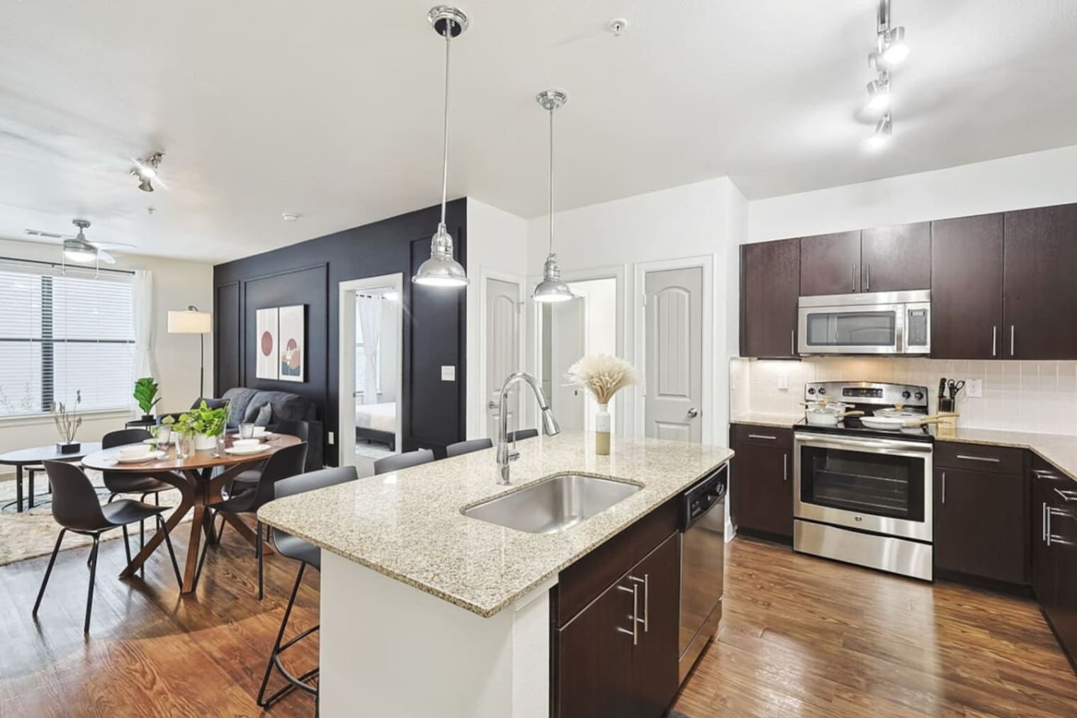 Building Photo - 5752 Town and Country Blvd