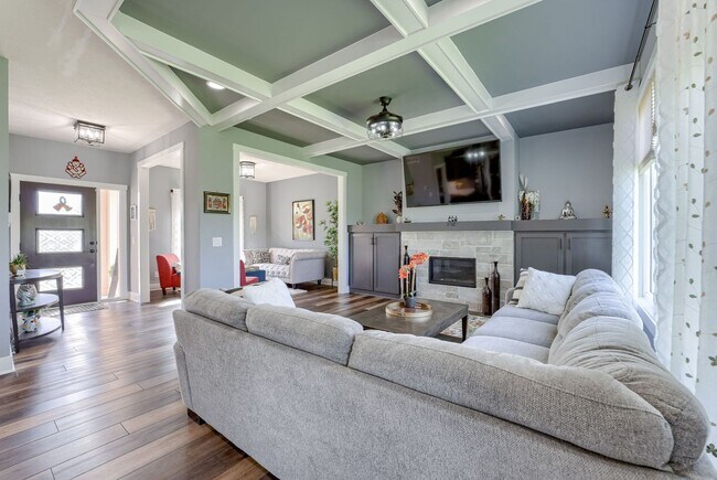 Building Photo - Spacious & Stylish 6-Bedroom Home in North...