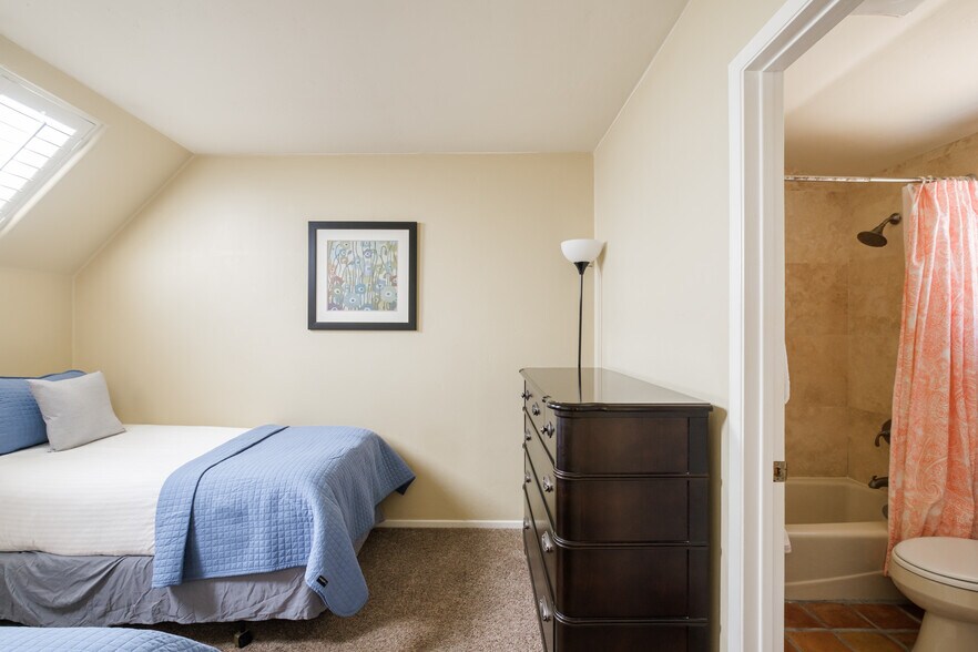 Building Photo - 734 Jersey Ct