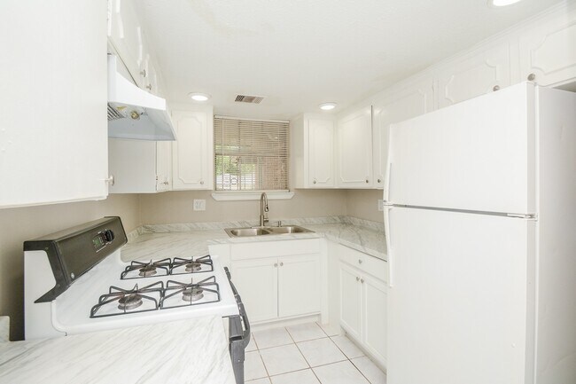 Building Photo - 1339 Tarberry Rd