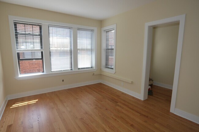 Building Photo - 4422 N Wolcott Ave