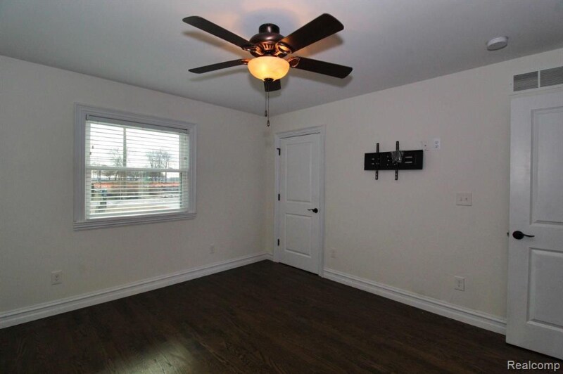 Building Photo - 37752 Huron Pointe Dr