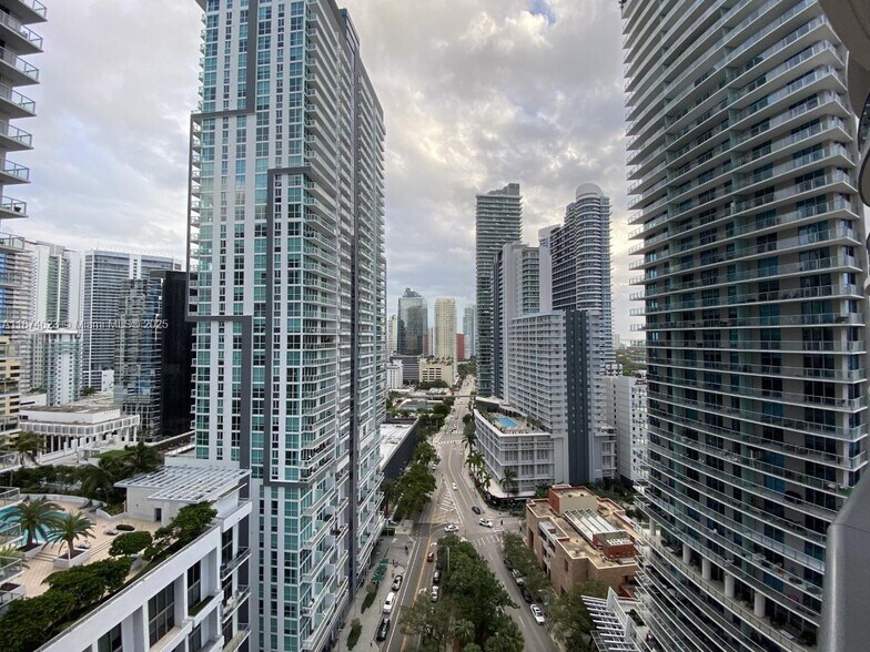 Primary Photo - 1000 Brickell Plz