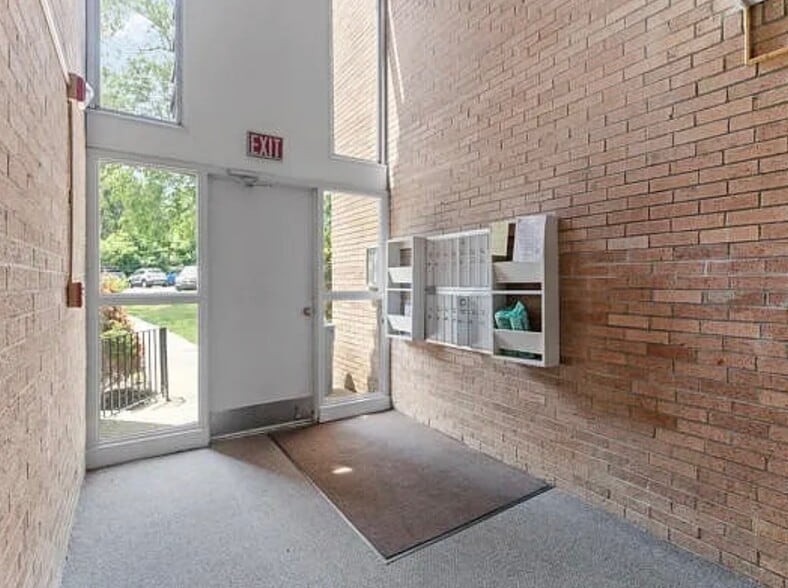 Building Photo - 1325 Forest Green Dr