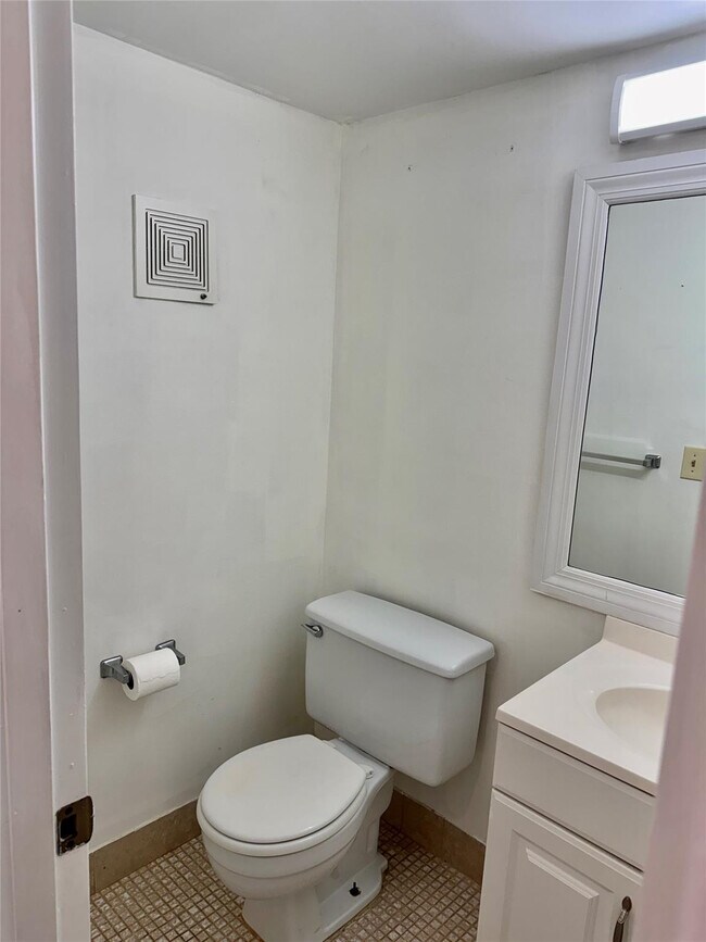 Building Photo - 440 Fanshaw K