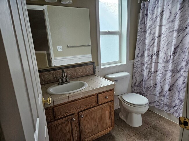 Building Photo - Spacious 4 bedroom, 2 1/2 bath House