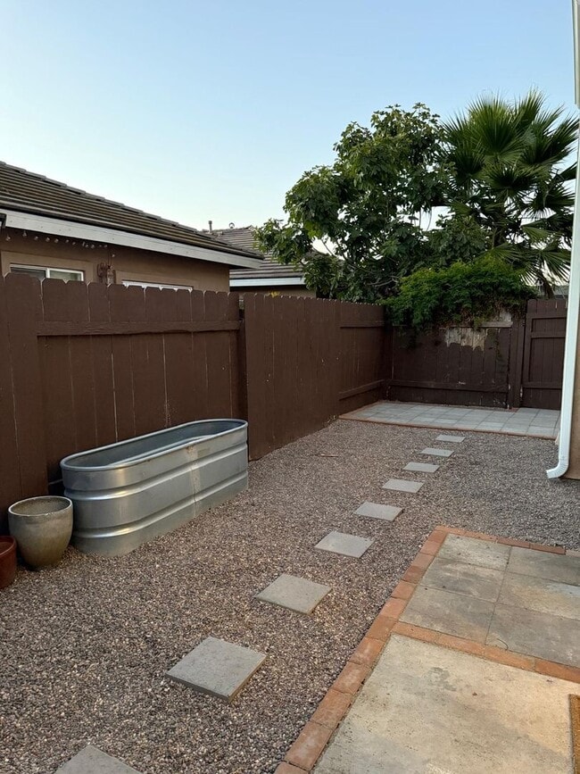 Building Photo - Charming Home Just Minutes from the Beach!