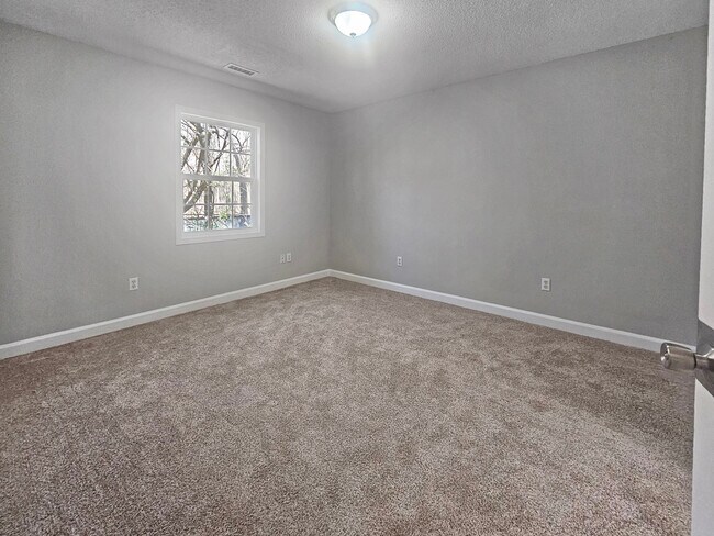 Building Photo - 5 Paris Creek Ct