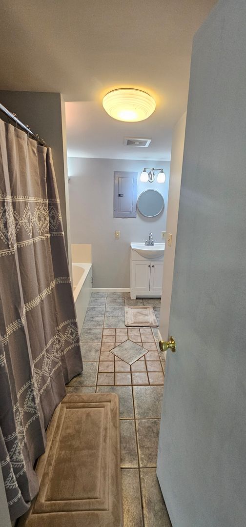 Building Photo - 2513 Hillcrest Dr