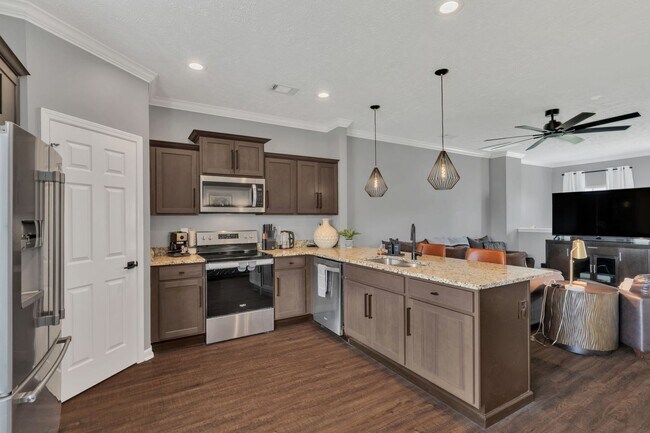 Building Photo - Great End-Unit Townhome with upgrades galore!