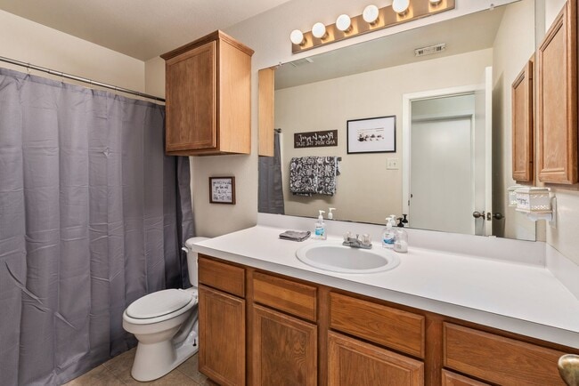 Building Photo - AUGUST PRE-LEASE!!  Cute 2 Bedroom 2 Bathr...