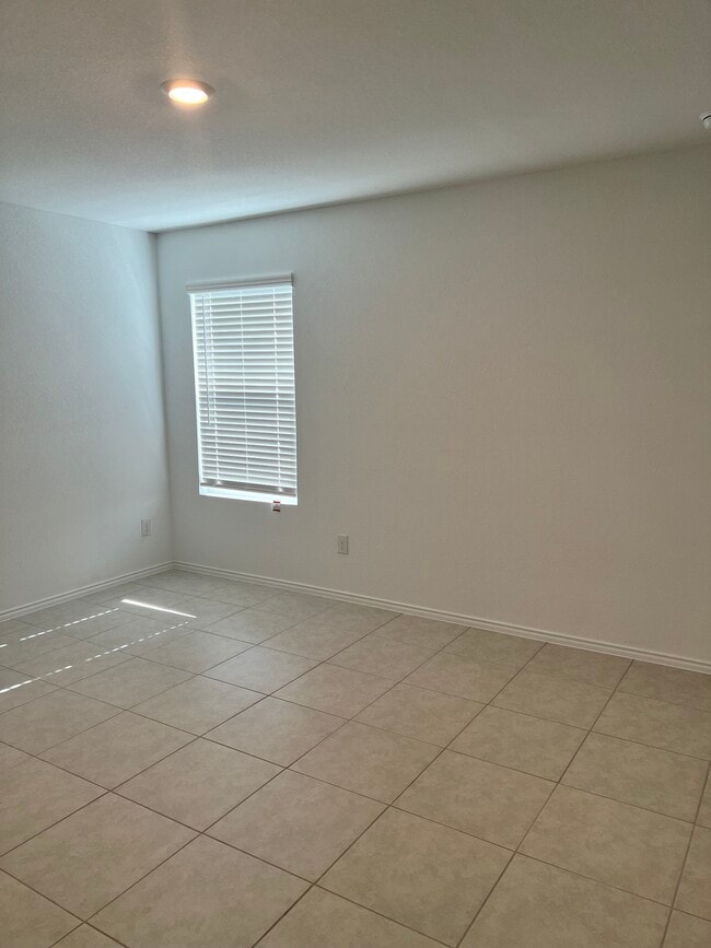 Building Photo - 2649 Kingsman Dr