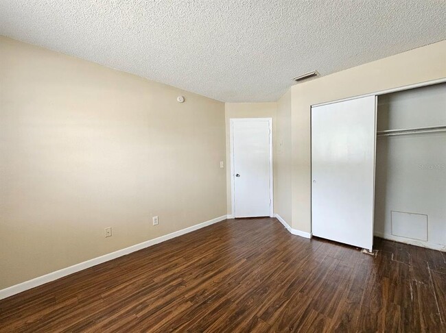 Building Photo - 221 Northwest Jefferson Cir N
