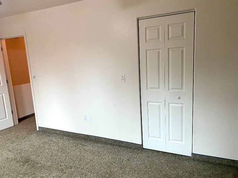 Building Photo - 305 Sarah St