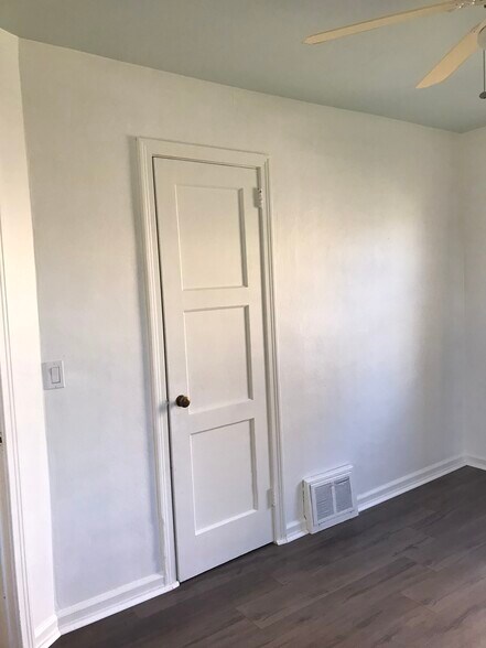 Building Photo - 866 Warwick Dr