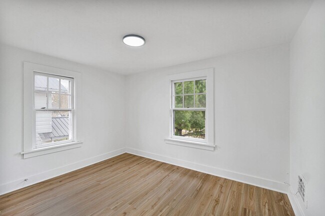 Building Photo - COMING SOON - 3 BEDROOM HOUSE ON SPRING ST