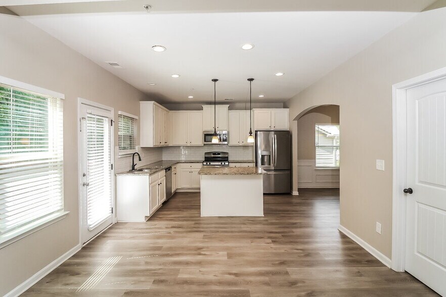 Building Photo - 490 Dutchview Dr