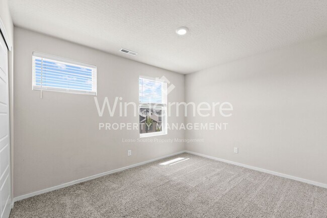Building Photo - ** MOVE IN SPECIAL ** 1/2 OFF 1ST FULL MON...
