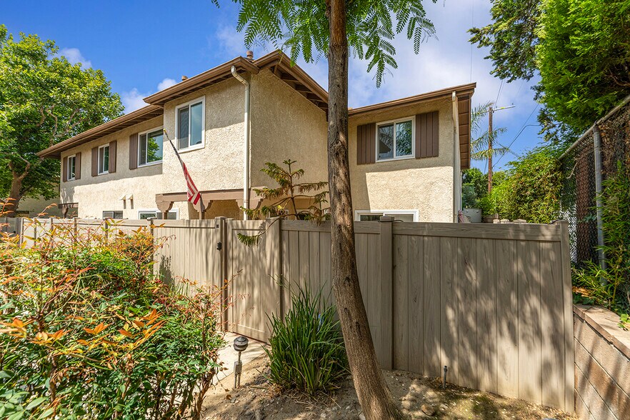 Building Photo - 10341 Canoga Ave
