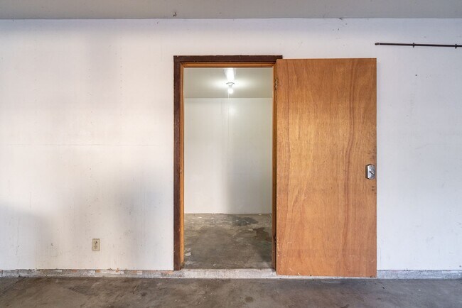 Building Photo - 2048 Swazey St