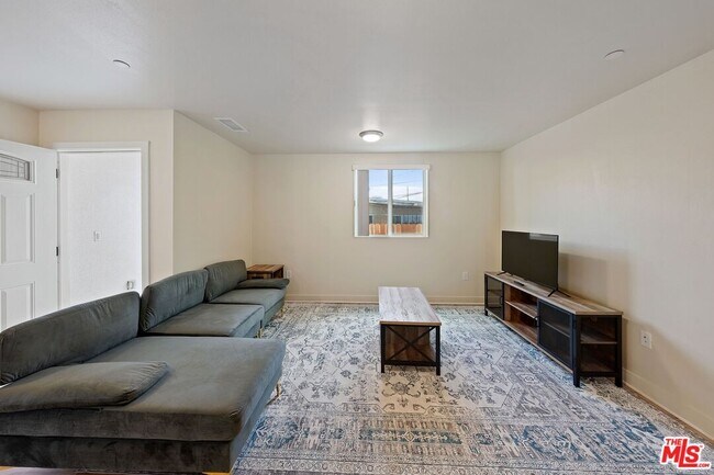 Building Photo - 5912 S Flower St