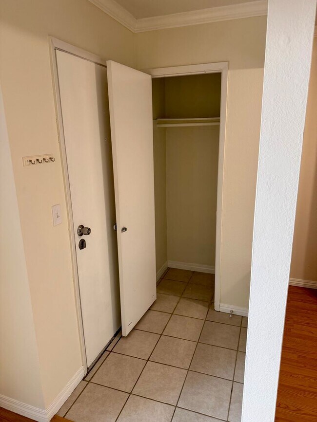 Building Photo - 3266 Ashford St